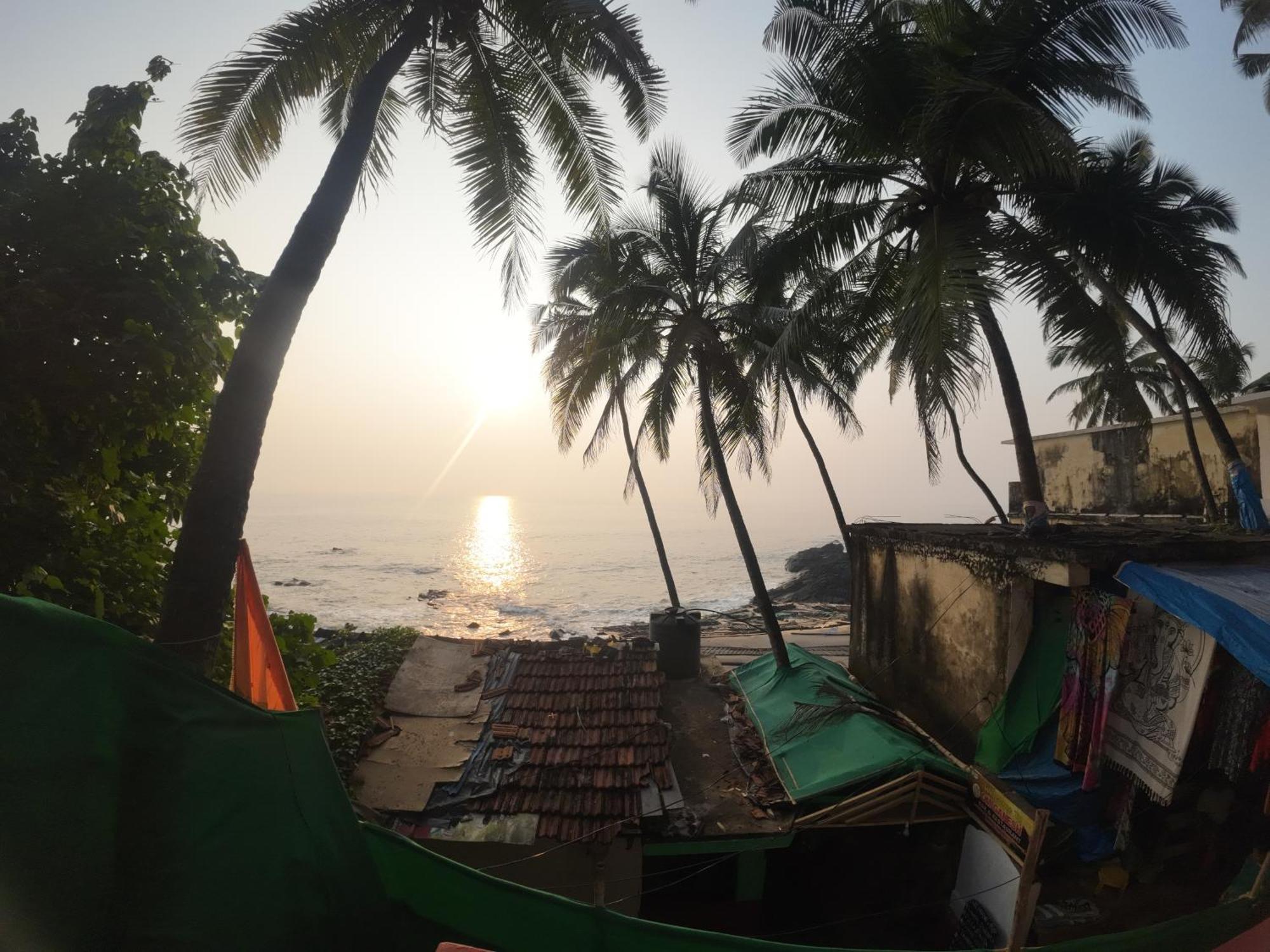 Om Ganesh Guest House Cliffside Arambol Ngoại thất bức ảnh