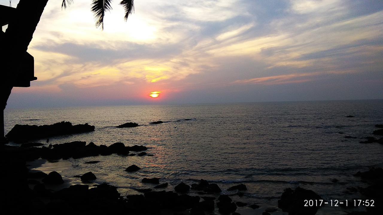 Om Ganesh Guest House Cliffside Arambol Ngoại thất bức ảnh